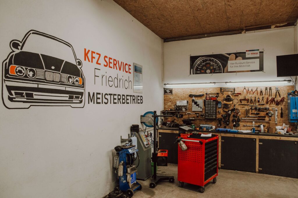 KFZ SERVICE Friedrich - Tim Friedrich in der KFZ Meisterwerkstatt