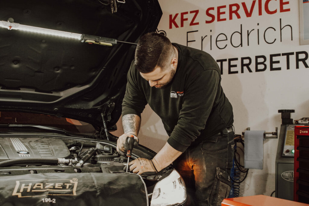 KFZ SERVICE Friedrich - Tim Friedrich bei der Reparatur im Motorraum